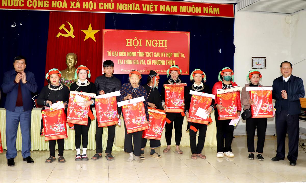 Lãnh đạo Thành ủy, HĐND, UBND thành phố Hà Giang tặng quà các hộ nghèo thôn Gia Vài.