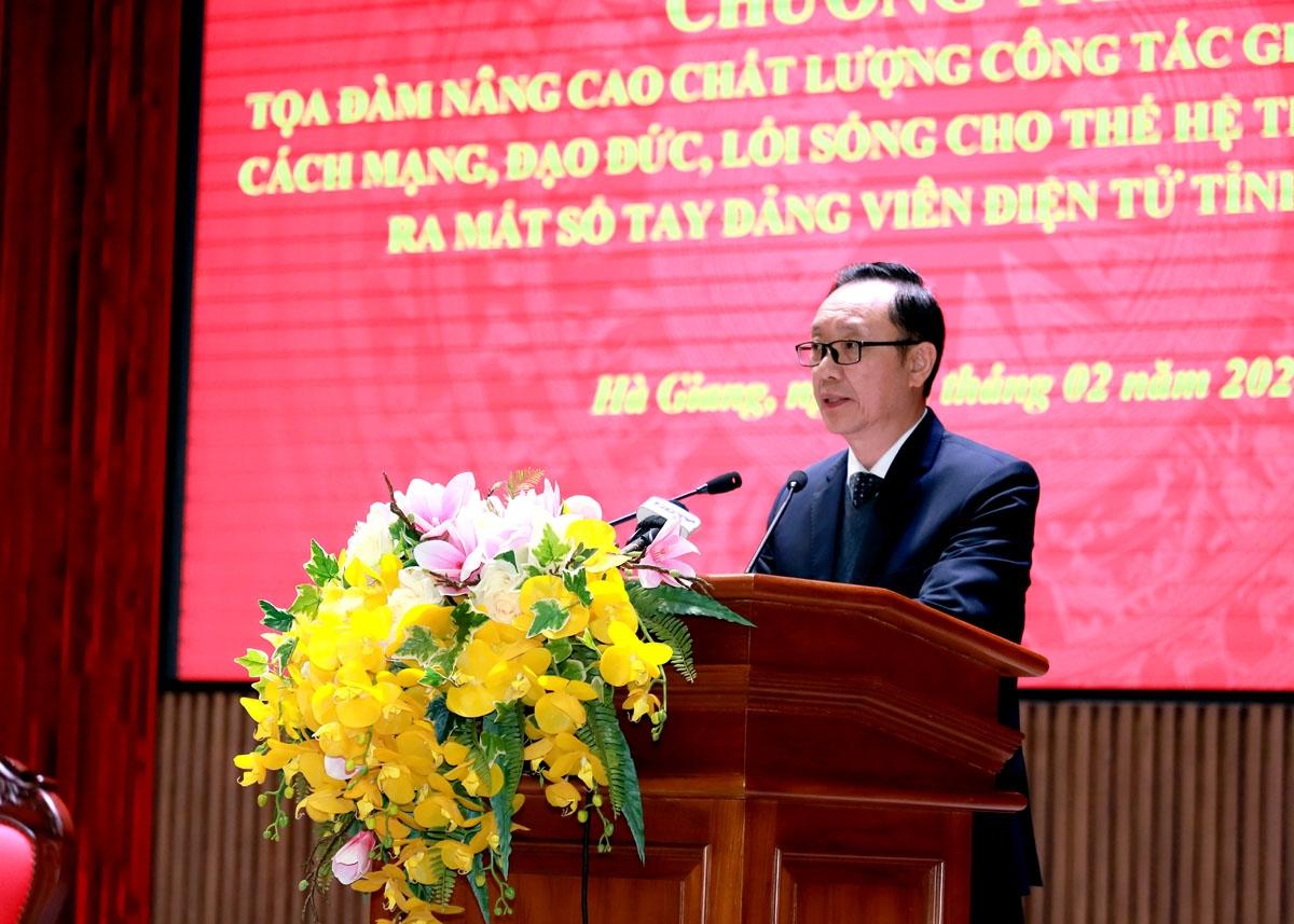 Phó Bí thư Thường trực Tỉnh ủy, Chủ tịch HĐND tỉnh Thào Hồng Sơn phát biểu tại buổi tọa đàm.