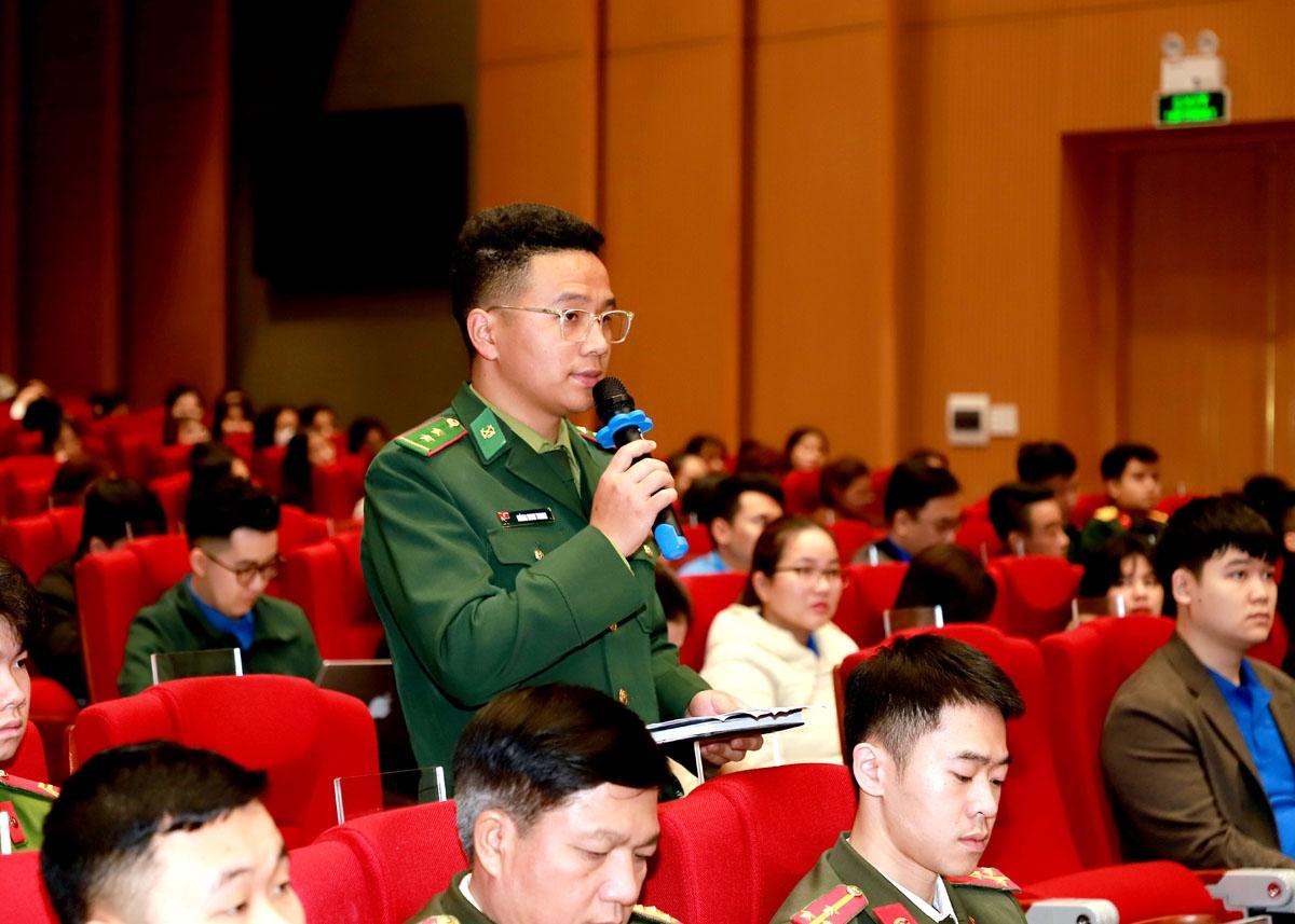 Đại diện lực lượng vũ trang của tỉnh thảo luận tại buổi tọa đàm.