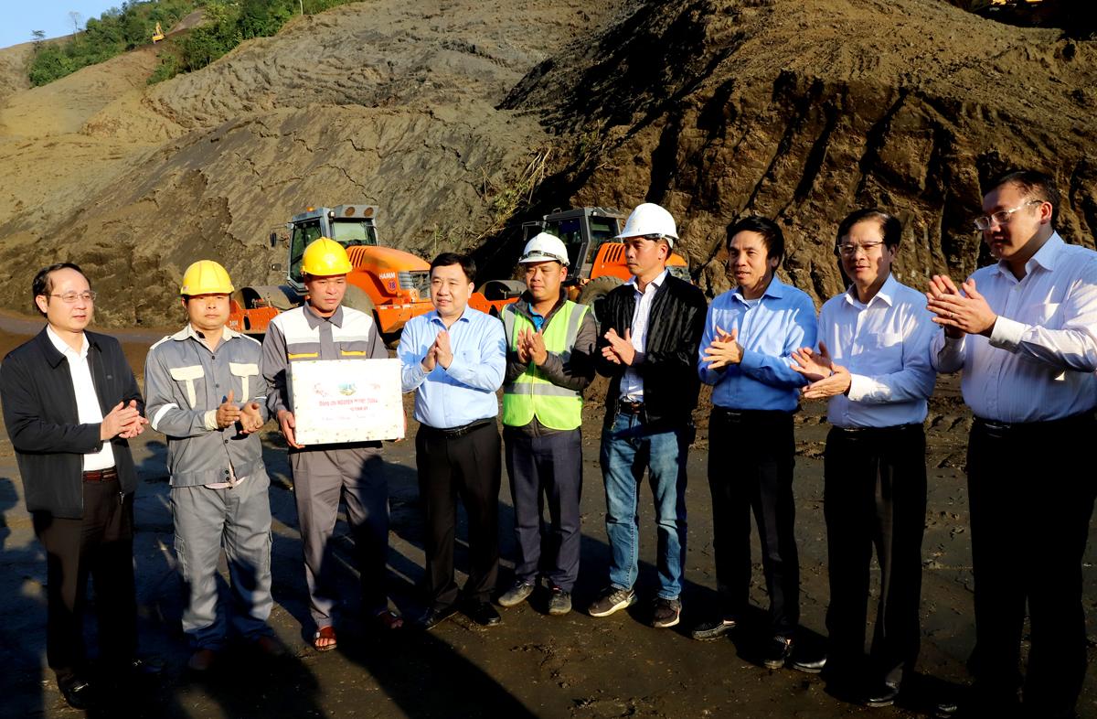 Quyền Bí thư Tỉnh ủy Nguyễn Mạnh Dũng tặng quà công nhân Công ty 307 (đơn vị thực hiện gói thầu số 05) Dự án cao tốc Tuyên Quang - Hà Giang.