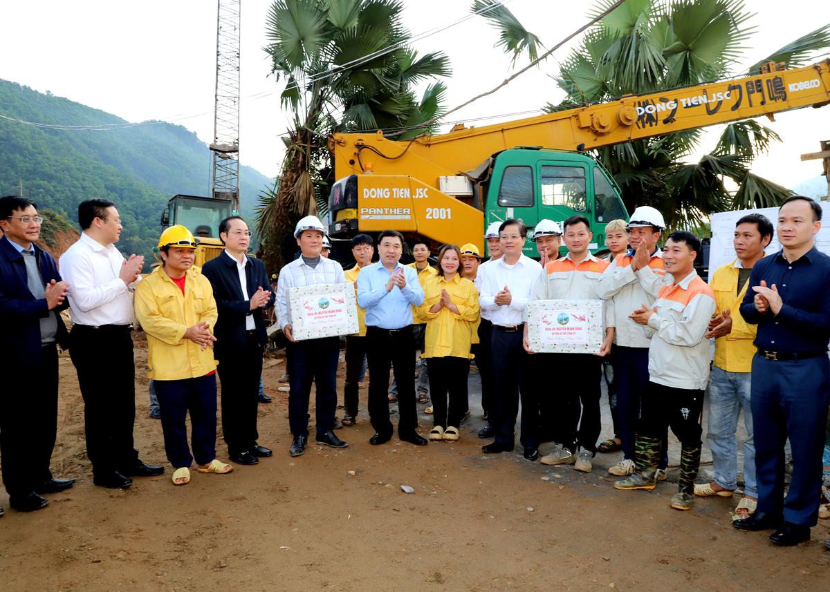 Quyền Bí thư Tỉnh ủy Nguyễn Mạnh Dũng tặng quà công nhân đơn vị thực hiện gói thầu số 05 Dự án cao tốc Tuyên Quang - Hà Giang.