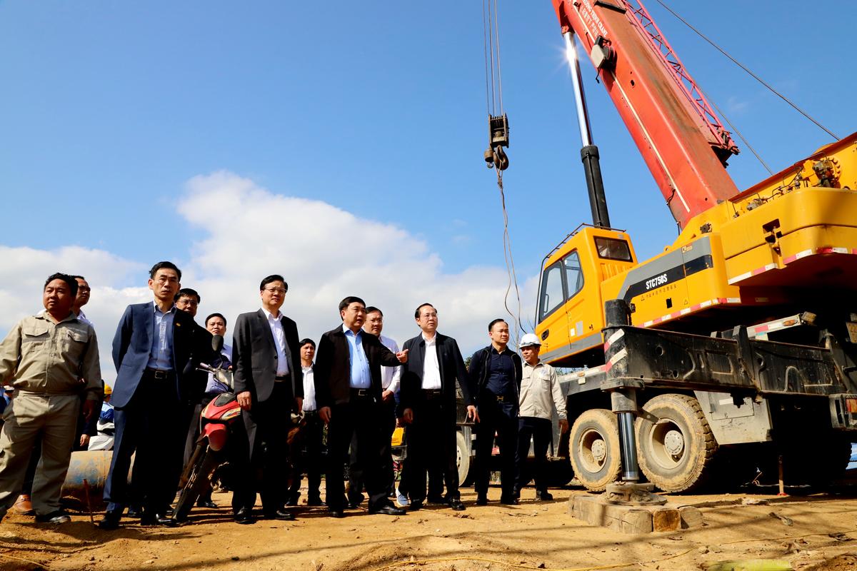 Quyền Bí thư Tỉnh ủy Nguyễn Mạnh Dũng kiểm tra tiến độ xây dựng cầu bắc qua sông Lô, điểm đầu Dự án cao tốc Tuyên Quang - Hà Giang trên địa bàn tỉnh ta.