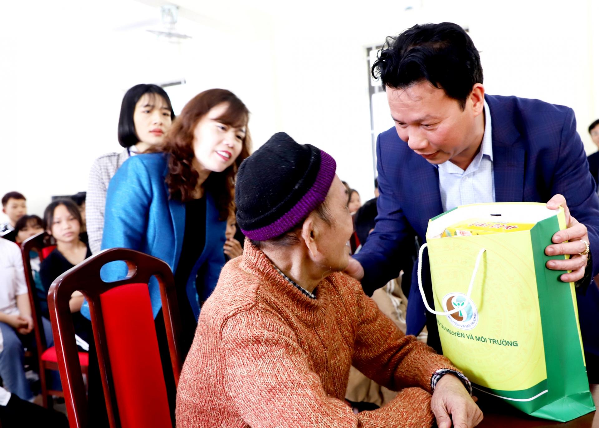 Bộ trưởng Bộ Tài nguyên và Môi trường Đặng Quốc Khánh thăm hỏi, tặng quà các cụ già tại Trung tâm Công tác xã hội tỉnh.