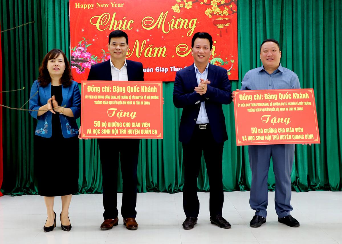 Bộ trưởng Bộ Tài nguyên và Môi trường Đặng Quốc Khánh tặng quà huyện Quang Bình và Quản Bạ.