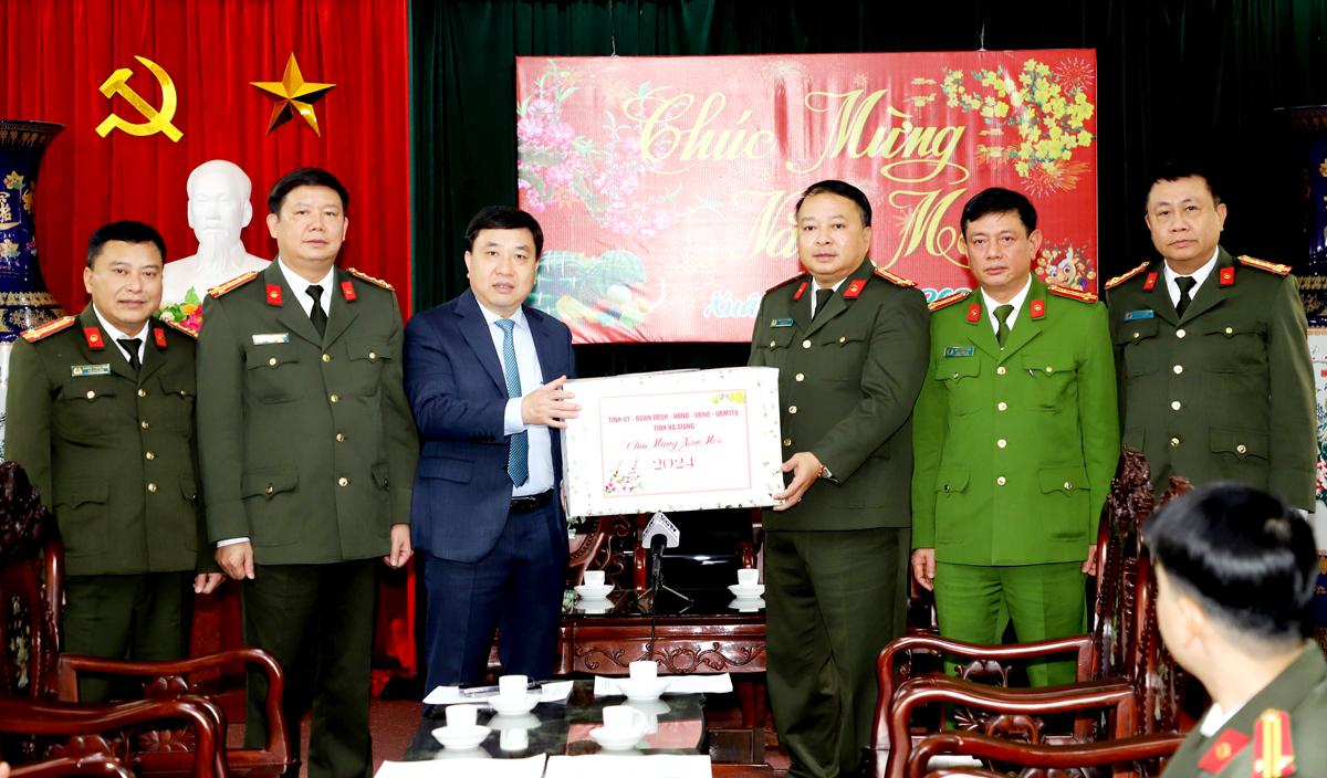 Quyền Bí thư Tỉnh ủy Nguyễn Mạnh Dũng tặng quà lực lượng Công an tỉnh.