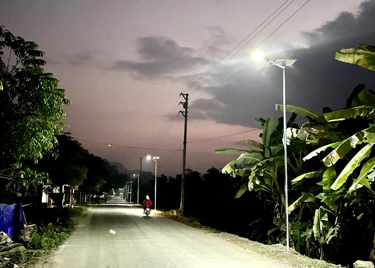 Tuyến đường được chiếu sáng vào ban đêm tạo điều kiện cho người dân đi lại thuận lợi và đảm bảo an ninh, trật tự.