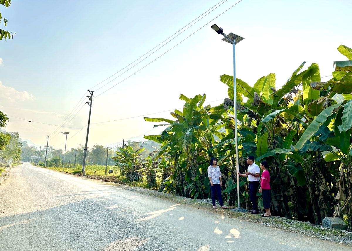 Tuyến đường huyết mạch chạy qua trung tâm xã Phú Linh được lắp đặt hệ thống điện chiếu sáng năng lượng mặt trời dài hơn 14 km.