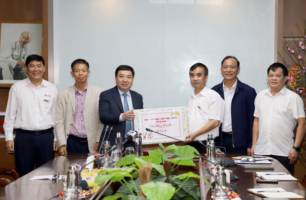 Quyền Bí thư Tỉnh ủy Nguyễn Mạnh Dũng tặng quà Công ty Điện lực Hà Giang.