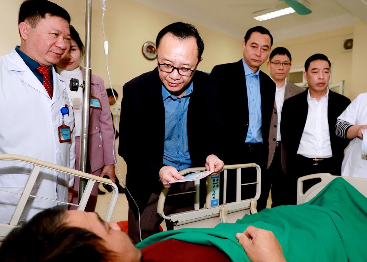 Phó Bí thư Thường trực Tỉnh ủy, Chủ tịch HĐND tỉnh Thào Hồng Sơn chúc Tết bệnh nhân đang điều trị tại Bệnh viện Đa khoa tỉnh.