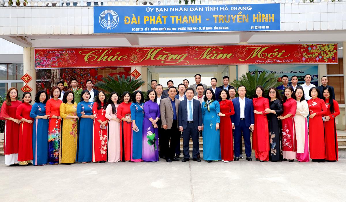 Quyền Bí thư Tỉnh ủy Nguyễn Mạnh Dũng chụp ảnh lưu niệm với lãnh đạo, phóng viên, biên tập viên, người lao động Đài PT-TH tỉnh