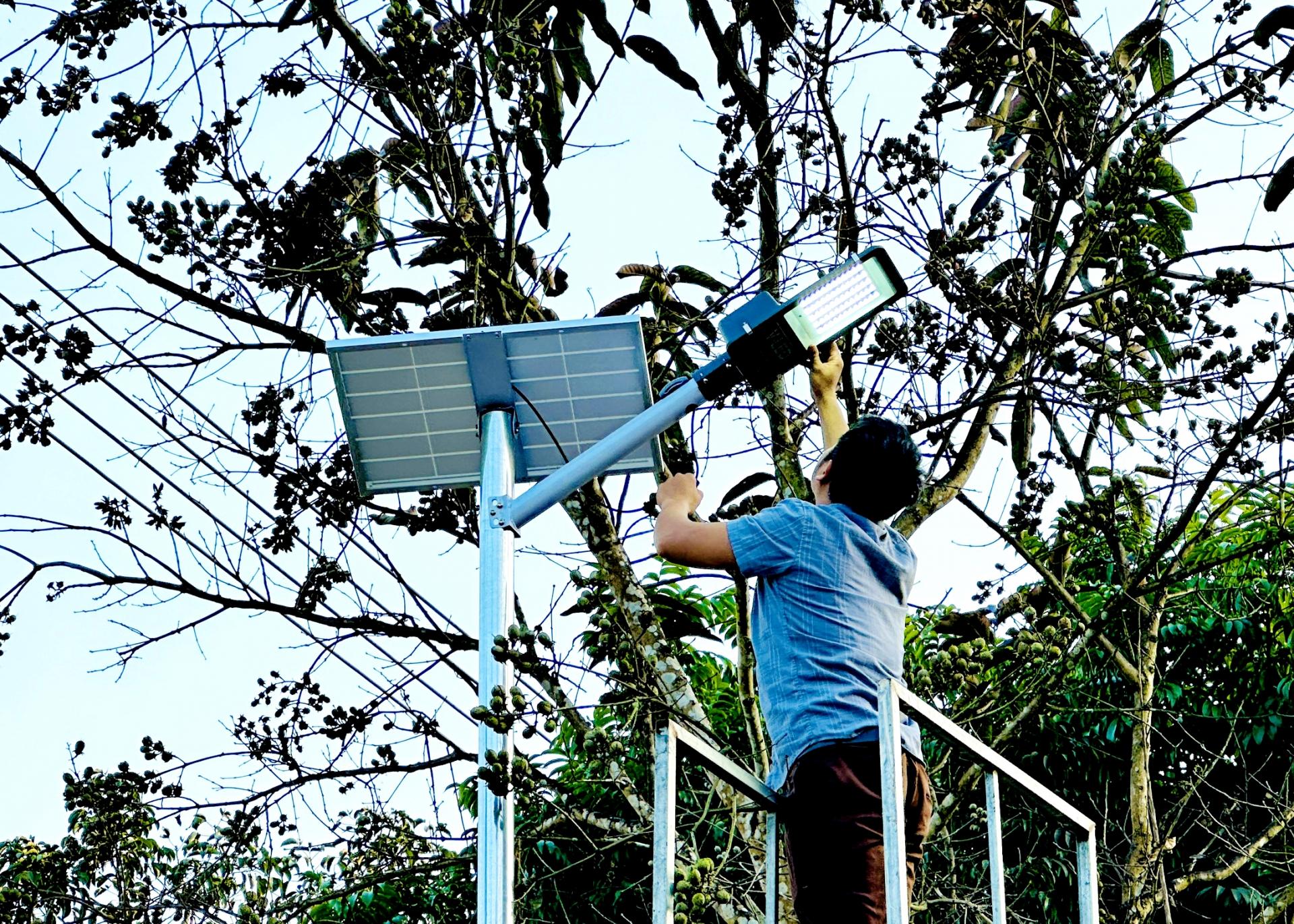 Cán bộ xã Phú Linh (Vị Xuyên) kiểm tra hoạt động đèn điện cao áp.