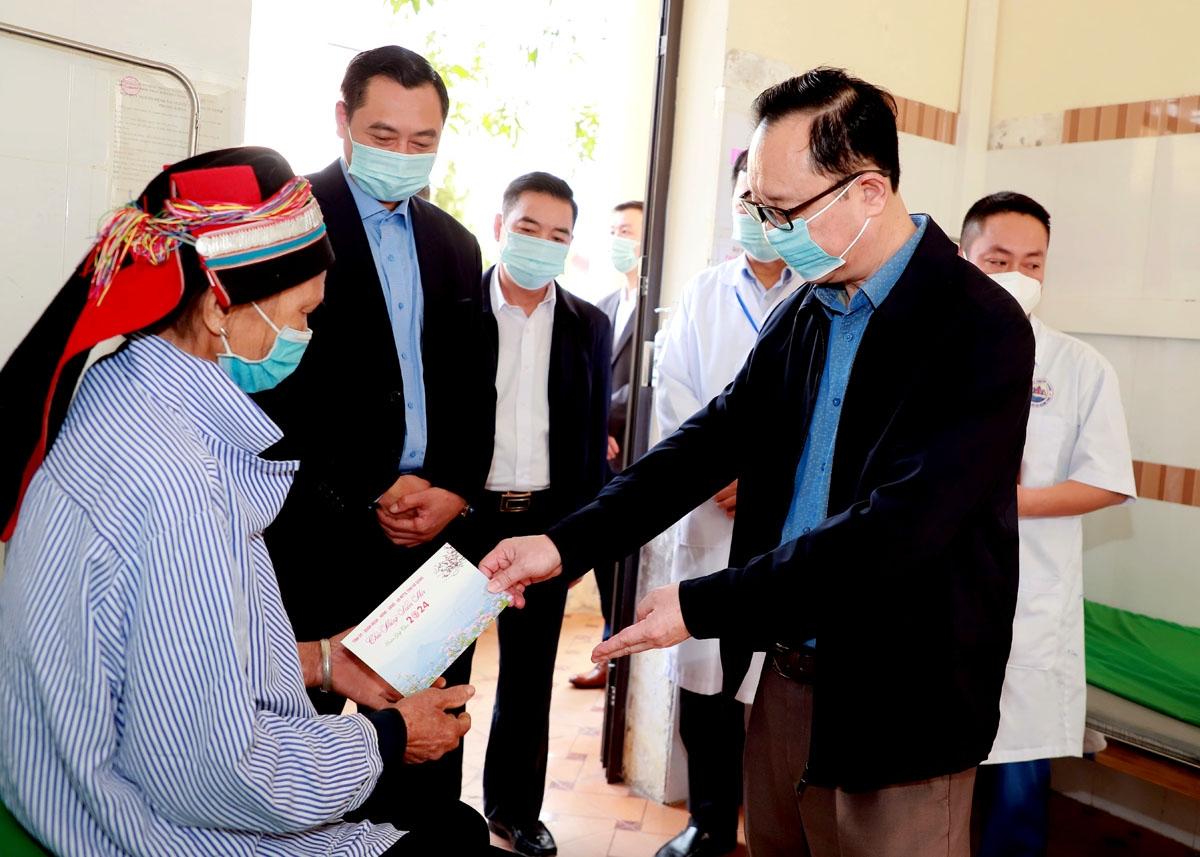 Phó Bí thư Thường trực Tỉnh ủy, Chủ tịch HĐND tỉnh Thào Hồng Sơn chúc Tết bệnh nhân đang điều trị tại Bệnh viện Phổi Hà Giang.