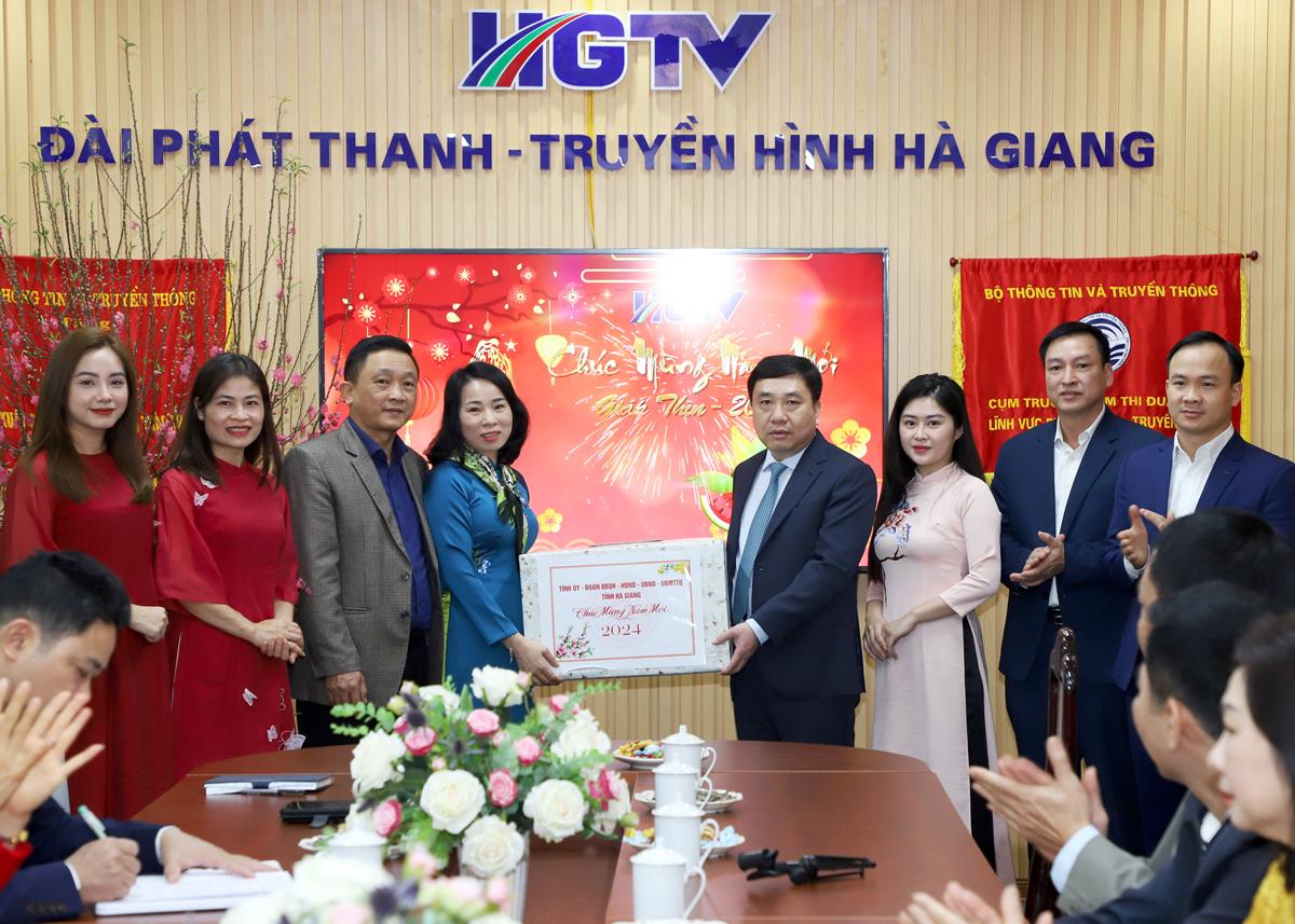 Quyền Bí thư Tỉnh ủy Nguyễn Mạnh Dũng tặng quà Đài PT-TH tỉnh