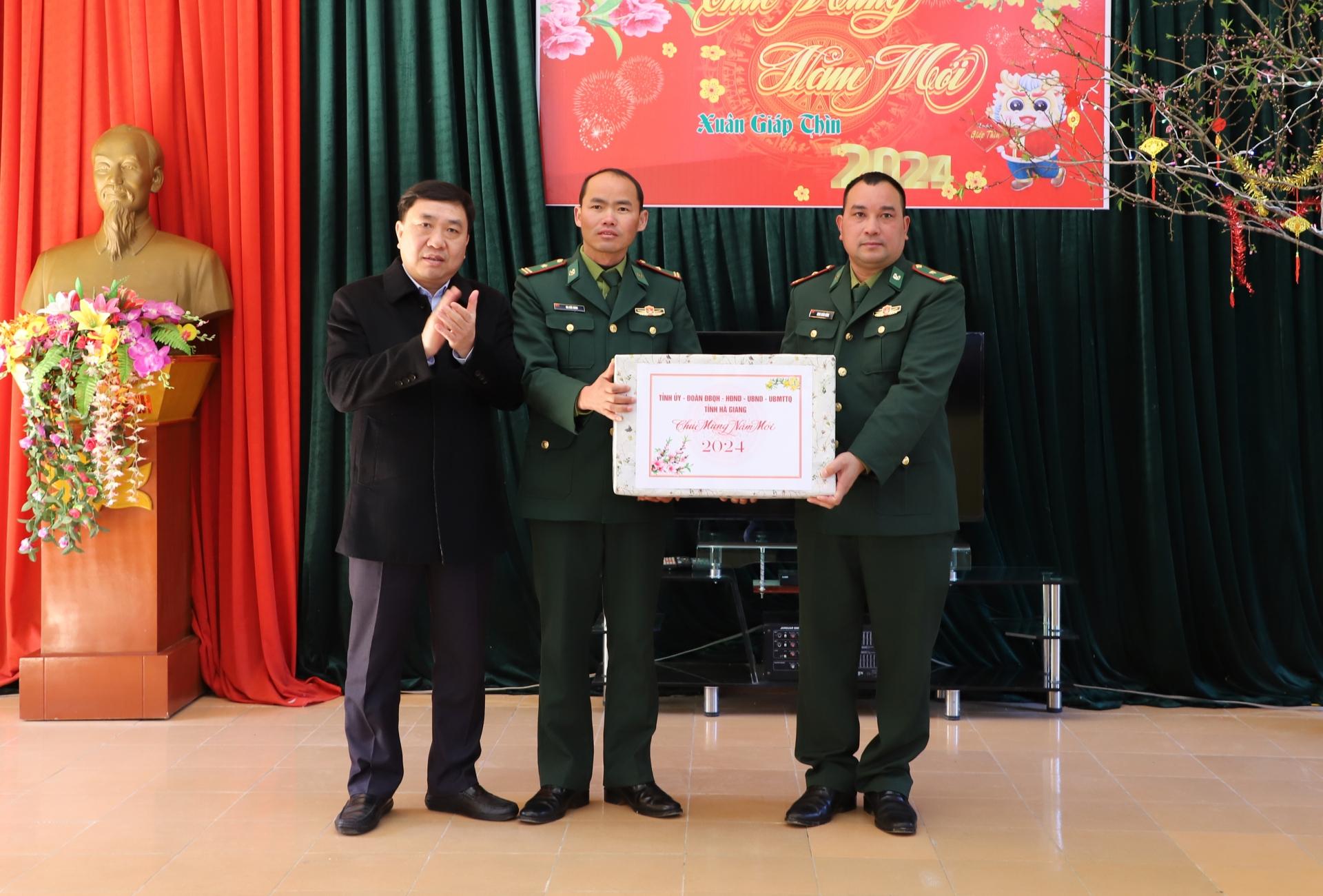 Quyền Bí thư Tỉnh ủy Nguyễn Mạnh Dũng tặng quà Đồn Biên phòng Phó Bảng