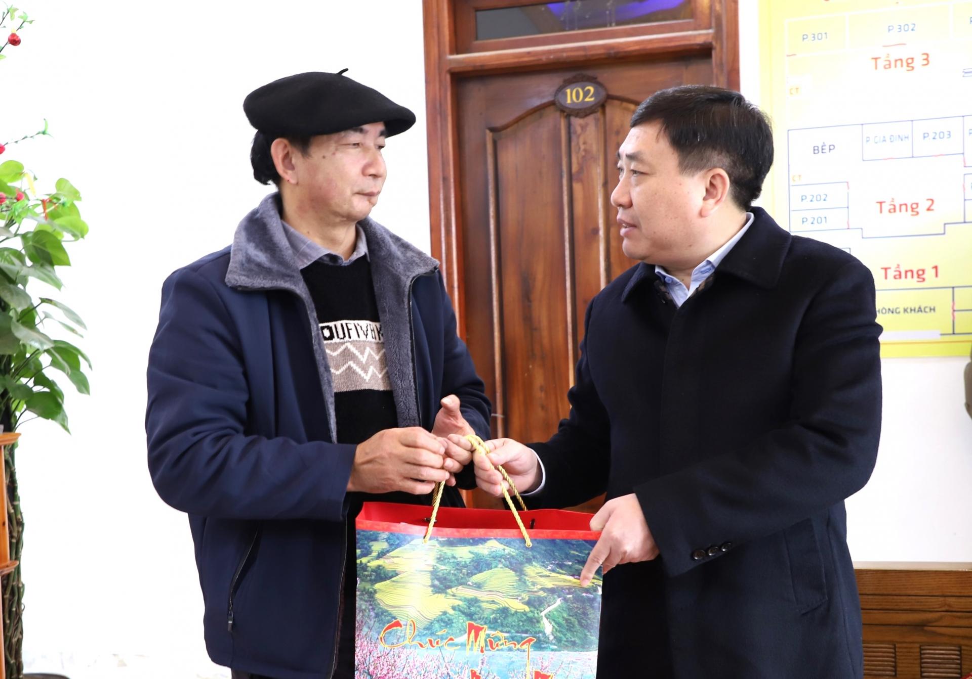 Quyền Bí thư Tỉnh ủy Nguyễn Mạnh Dũng tặng quà cho thương binh thị trấn Đồng Văn