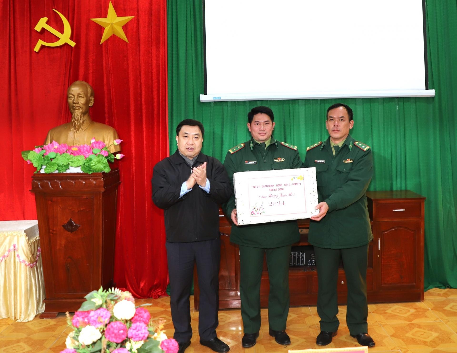 Quyền Bí thư Tỉnh ủy Nguyễn Mạnh Dũng tặng quà cán bộ, chiến sỹ Đồn Biên phòng Xín Cái.