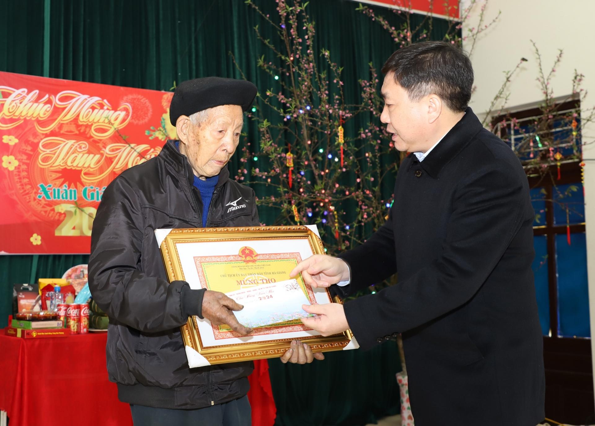 Quyền Bí thư Tỉnh ủy Nguyễn Mạnh Dũng tặng quà cho người cao tuổi xã Lũng Táo