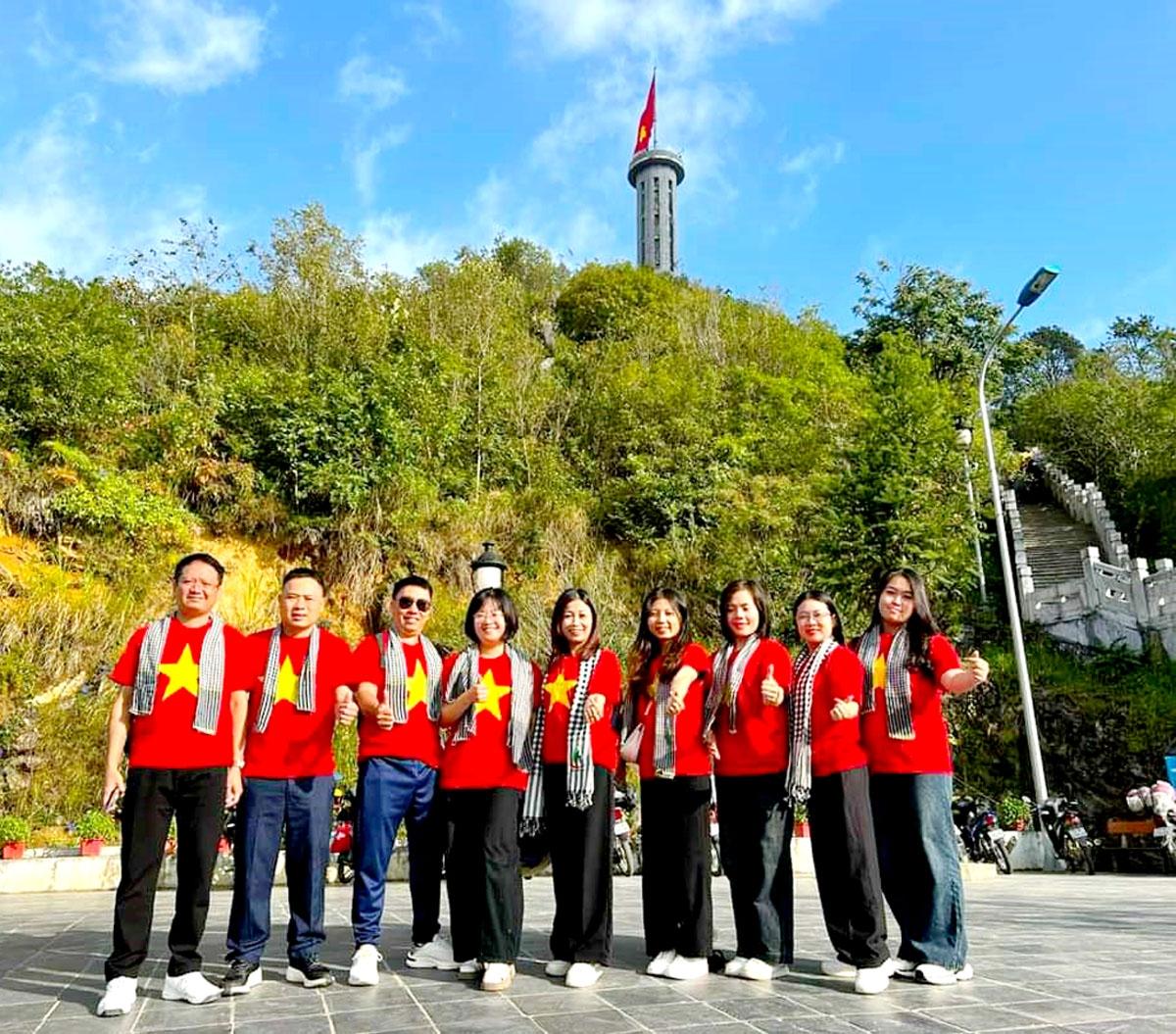 Du khách tham quan Cột cờ Quốc gia Lũng Cú (Đồng Văn).
