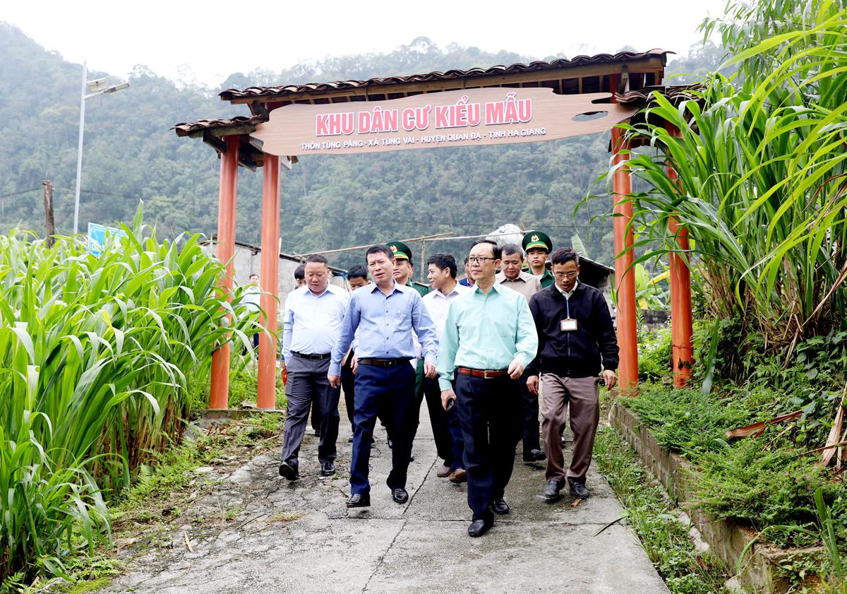 Phó Bí thư Thường trực Tỉnh ủy, Chủ tịch HĐND tỉnh Thào Hồng Sơn thăm khu dân cư kiểu mẫu thôn Tùng Pàng, xã    Tùng Vài (Quản Bạ).