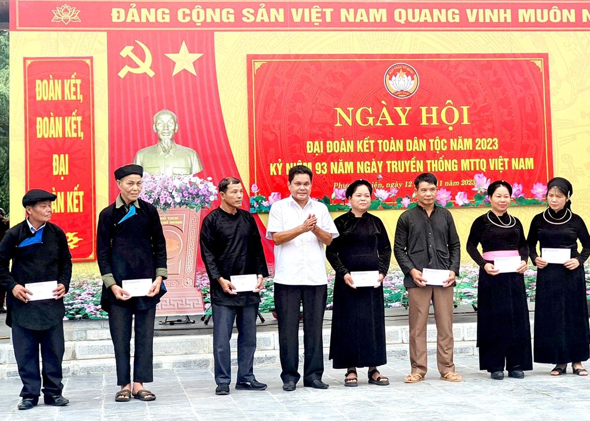 Chủ tịch Ủy ban MTTQ tỉnh Hà Giang Vàng Seo Cón dự Ngày hội đại đoàn kết năm 2023 tại xã Phương Thiện, thành phố Hà Giang.