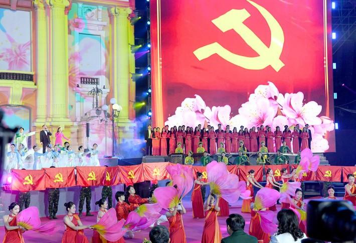 Một tiết mục tại Chương trình nghệ thuật đặc biệt mừng Đảng, mừng Xuân, mừng đất nước đổi mới với chủ đề &quot;95 năm - Ánh sáng soi đường&quot; do Bộ Văn hóa, Thể thao và Du lịch chủ trì, phối hợp với UBND TP. Hà Nội và các đơn vị liên quan tổ chức tối 3.2.2025.