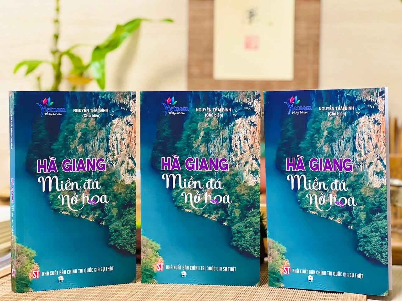cuon-sach-ha-giang-mien-dat-no-hoa.jpg