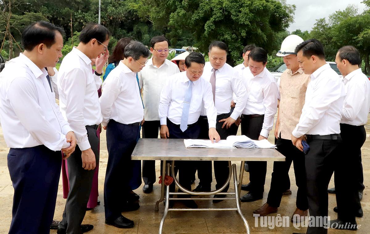Bí thư Tỉnh ủy Hầu A Lềnh kiểm tra quy hoạch, kiến trúc Dự án xây dựng Tượng đài Bác Hồ tại Tân Trào. Ảnh: Văn Nghị