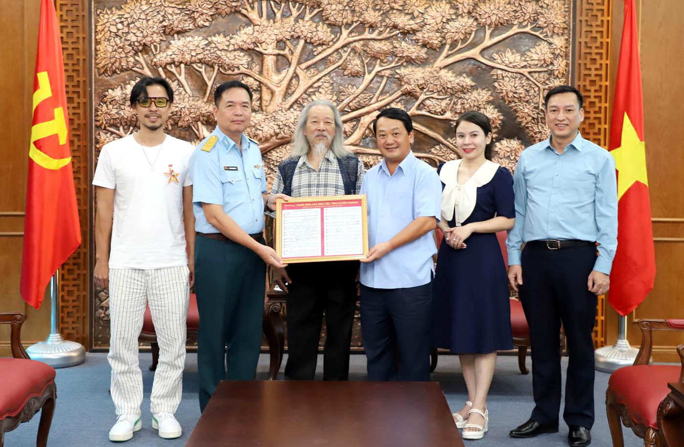 Bí thư Tỉnh ủy Hầu A Lềnh tiếp nhận lời và nhạc ca khúc “Tuyên Quang đất mẹ” do nhạc sĩ Bùi Minh Dũng trao tặng.