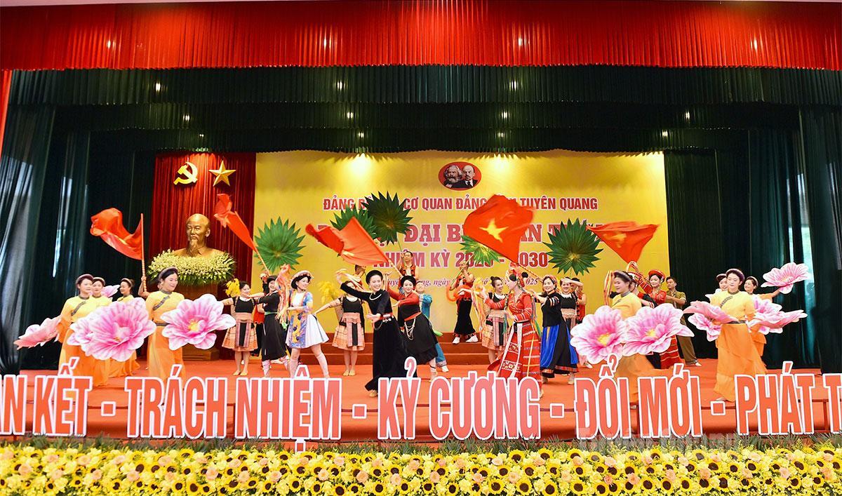 Văn nghệ chào mừng Đại hội. Ảnh: Thanh Phúc