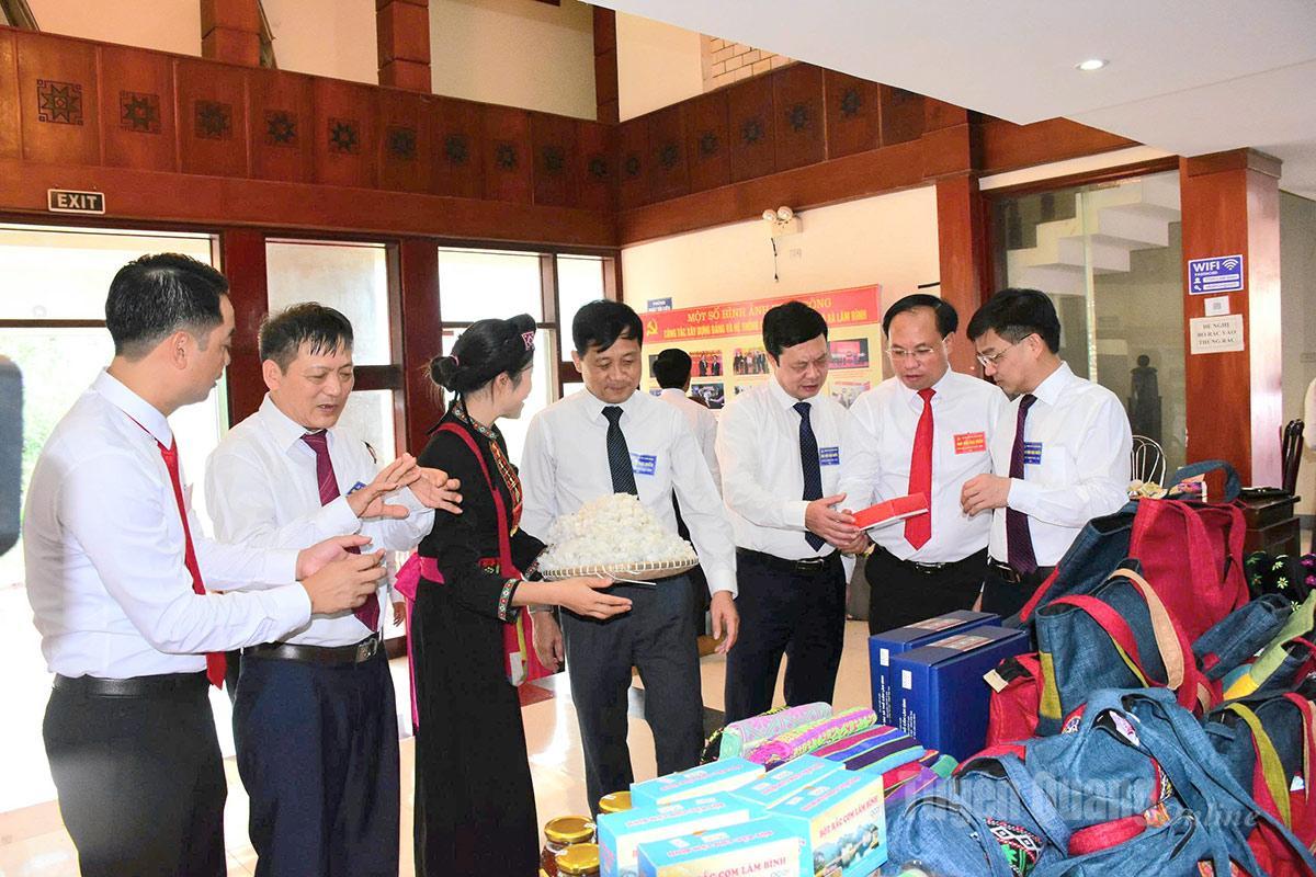 Các đại biểu tham quan gian hàng trưng bày các sản phẩm của địa phương tại Đại hội.