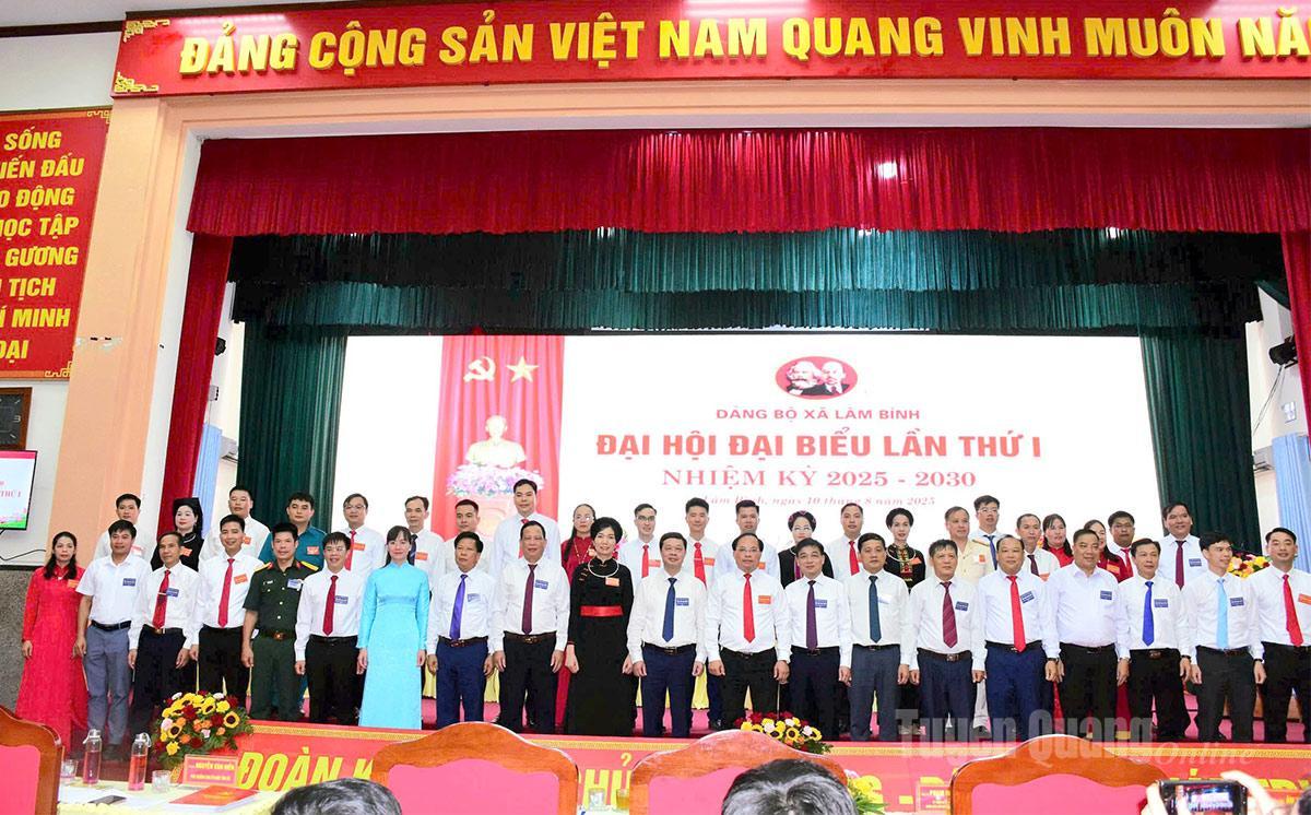 Các đồng chí đại biểu chụp ảnh lưu niệm cùng BCH Đảng bộ xã Lâm Bình nhiệm kỳ 2025-2030.