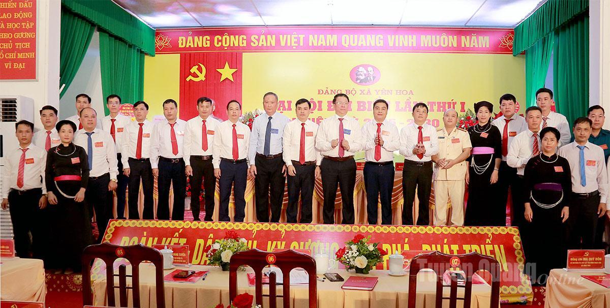Đồng chí Trần Mạnh Lợi, Uỷ viên Ban Thường vụ Tỉnh uỷ, Trưởng ban Tuyên giáo và Dân vận Tỉnh uỷ chúc mừng Ban Chấp hành Đảng bộ xã Yên Hoa nhiệm kỳ 2025 – 2030.