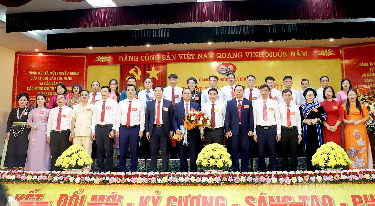 Đồng chí Hoàng Gia Long, Ủy viên Ban Thường vụ Tỉnh ủy, Phó Chủ tịch UBND tỉnh tặng hoa chúc mừng Ban chấp hành Đảng bộ phường Hà Giang 1, nhiệm kỳ 2025-2030.