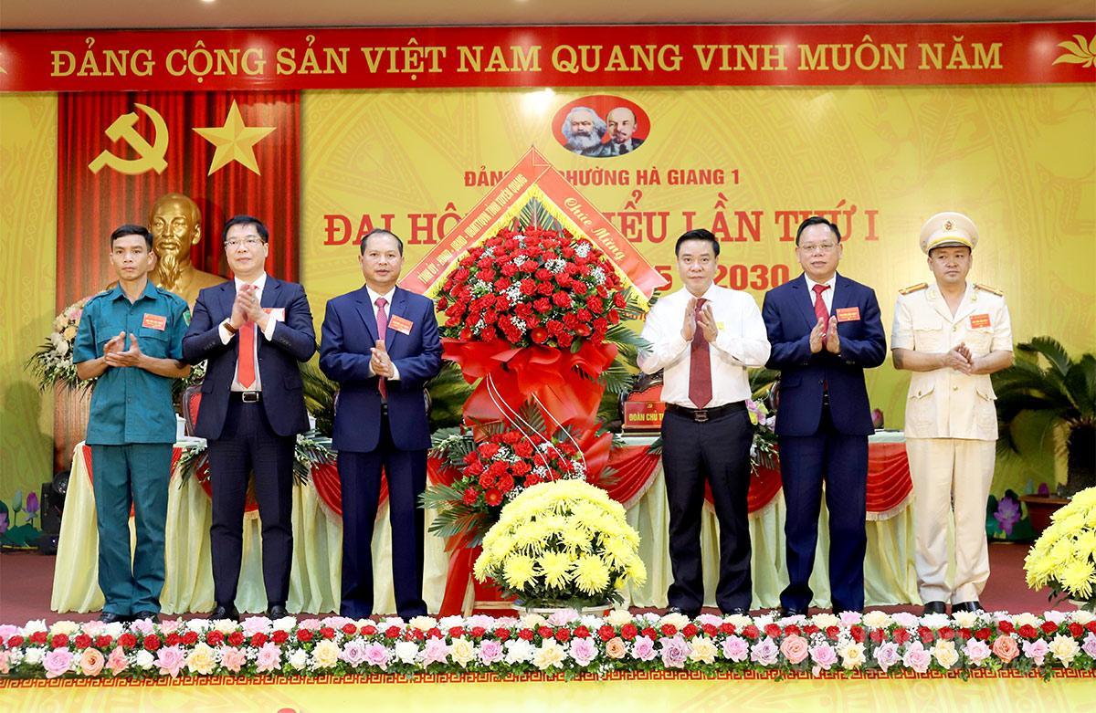 Đồng chí Hoàng Gia Long, Ủy viên BTV Tỉnh ủy, Phó Chủ tịch UBND tỉnh tặng hoa chúc mừng Đại hội.