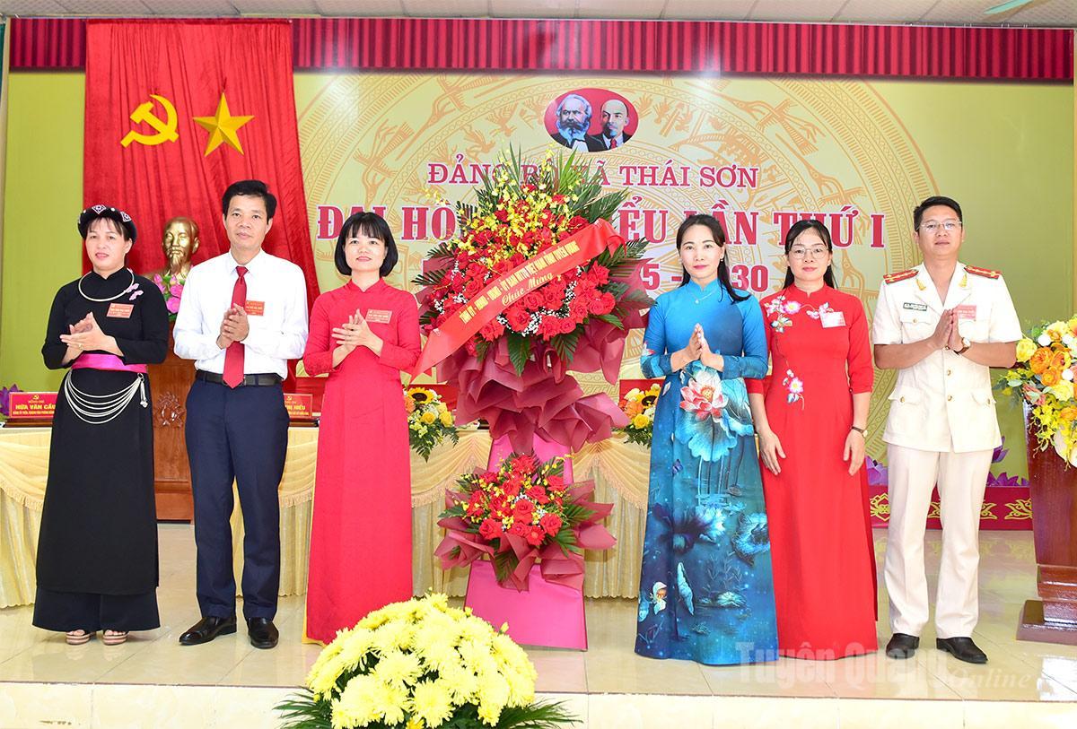 Đồng chí Phó Bí thư Thường trực chuyên trách Đảng ủy UBND tỉnh Nông Thị Bích Huệ trao tặng lẵng hoa của Tỉnh ủy - HĐND - UBND - Uỷ ban Mặt trận Tổ quốc Việt Nam tỉnh Tuyên Quang chúc mừng Đại hội.