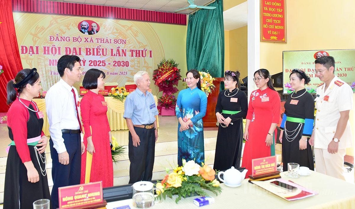 Đồng chí Phó Bí thư Thường trực chuyên trách Đảng ủy UBND tỉnh Nông Thị Bích Huệ trao đổi cùng các đại biểu bên lề Đại hội.