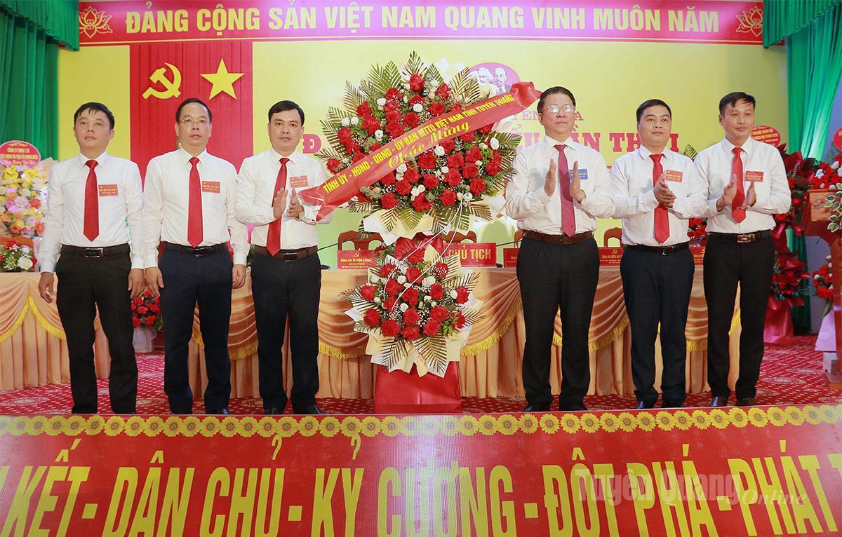 Đồng chí Trần Mạnh Lợi, Uỷ viên Ban Thường vụ Tỉnh uỷ, Trưởng ban Tuyên giáo và Dân vận Tỉnh uỷ tặng lẵng hoa chúc mừng Đại hội.