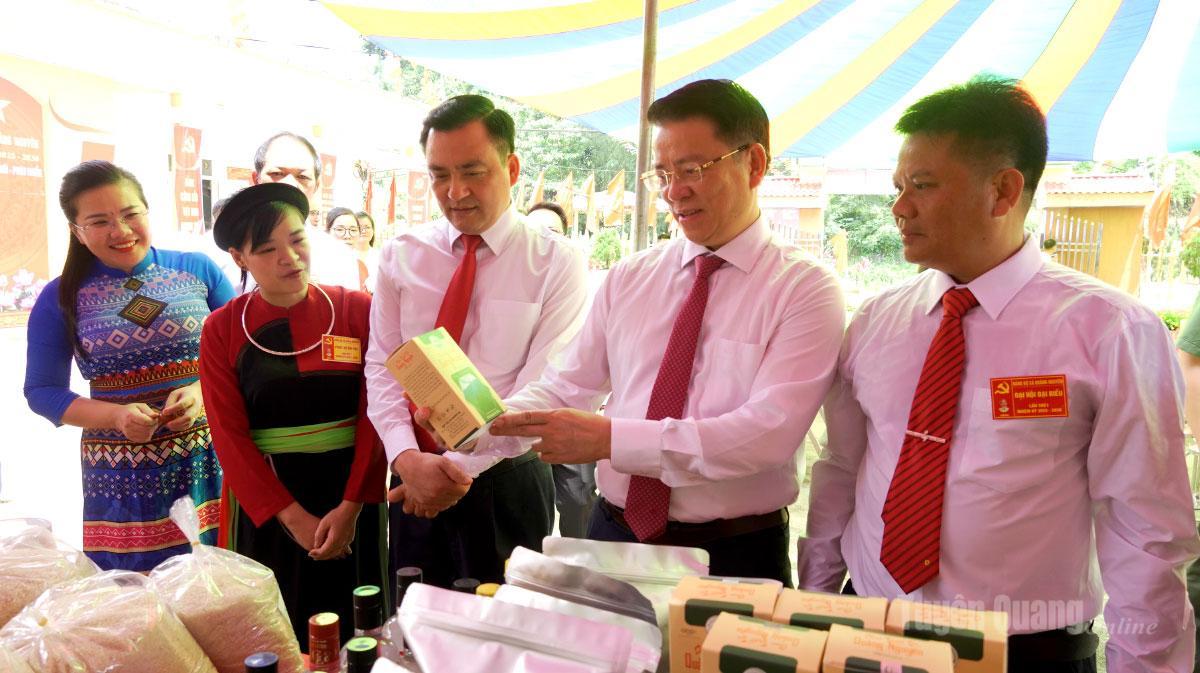 Trưởng ban Tuyên giáo và Dân vận Tỉnh ủy Trần Mạnh Lợi tham quan gian hàng sản phẩm Ocop xã Quảng Nguyên. Ảnh: Hồng Nhung