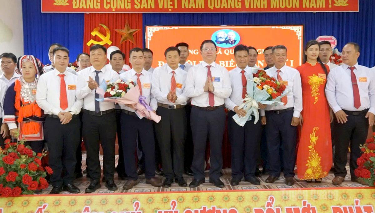 Trưởng ban Tuyên giáo và Dân vận Tỉnh ủy Trần Mạnh Lợi tặng hoa chúc mừng Ban Chấp hành Đảng bộ xã Quảng Nguyên, nhiệm kỳ 2025 - 2030. Ảnh: Hồng Nhung