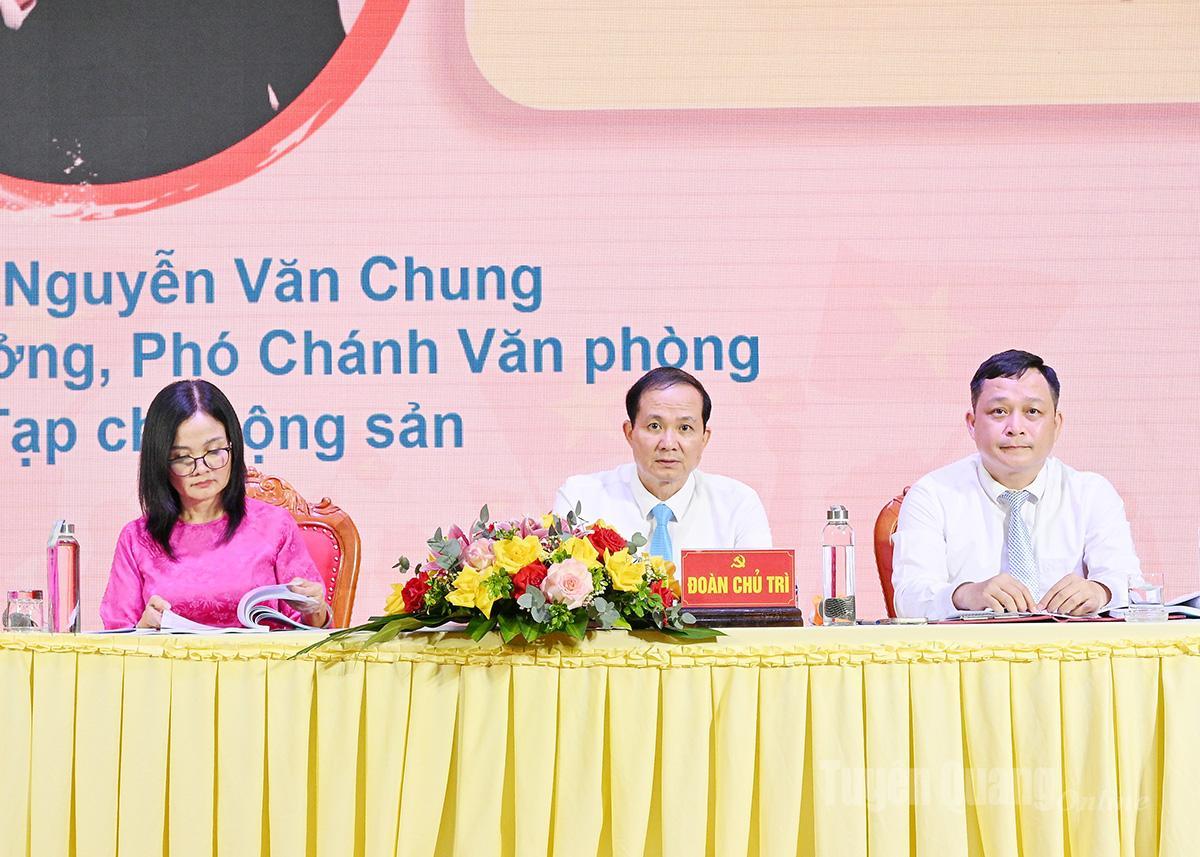 Các đại biểu chủ trì Hội thảo khoa học.