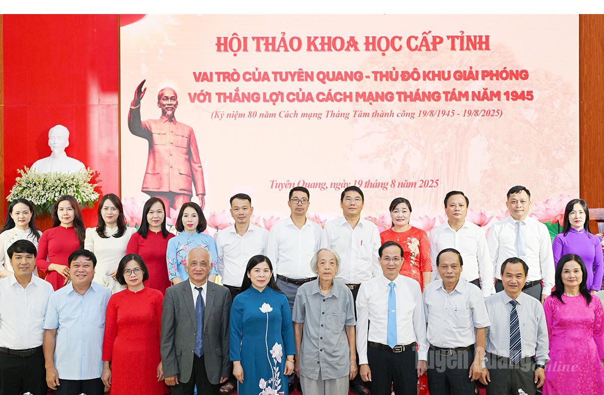 Phó Chủ tịch HĐND tỉnh Lê Thị Thanh Trà chụp ảnh lưu niệm với các nhà khoa học, đại biểu tại Hội thảo.