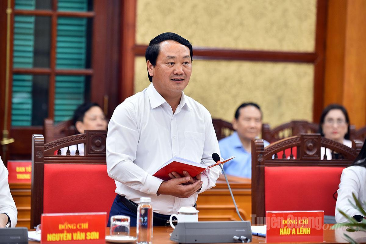 Đồng chí Bí thư Tỉnh ủy Hầu A Lềnh báo cáo tại buổi làm việc.