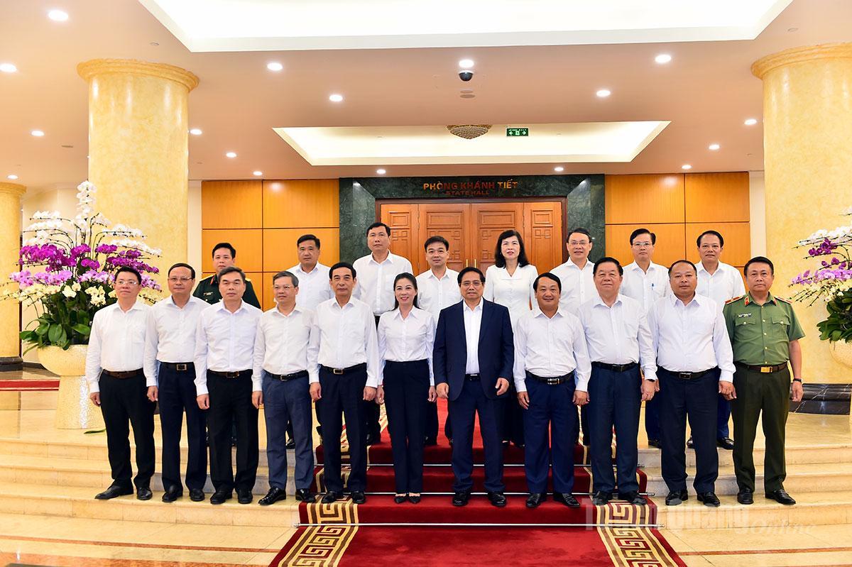 Các đồng chí lãnh đạo Đảng, Nhà nước và lãnh đạo tỉnh chụp ảnh lưu niệm tại Trụ sở Trung ương Đảng.