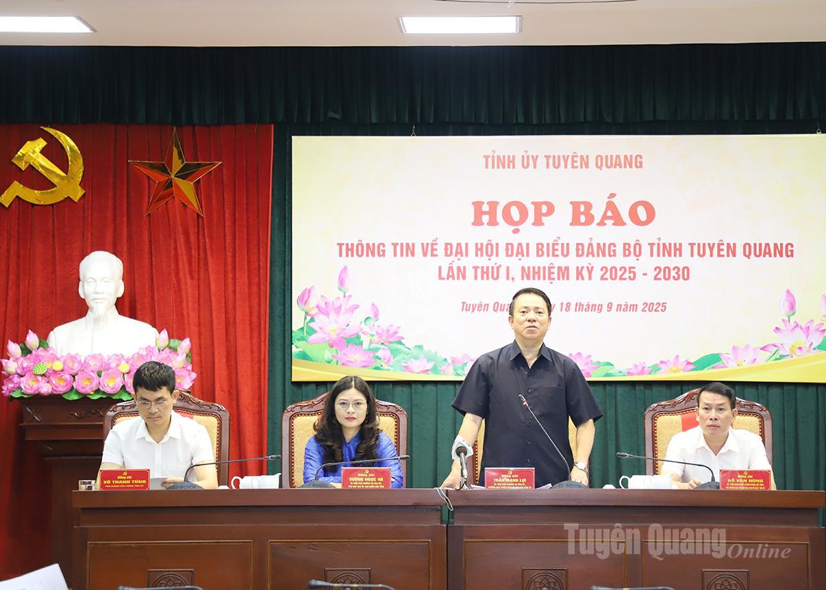 Đồng chí Trần Mạnh Lợi, Ủy viên Ban Thường vụ Tỉnh ủy, Trưởng ban Tuyên giáo và Dân vận Tỉnh ủy phát biểu tại buổi họp báo.