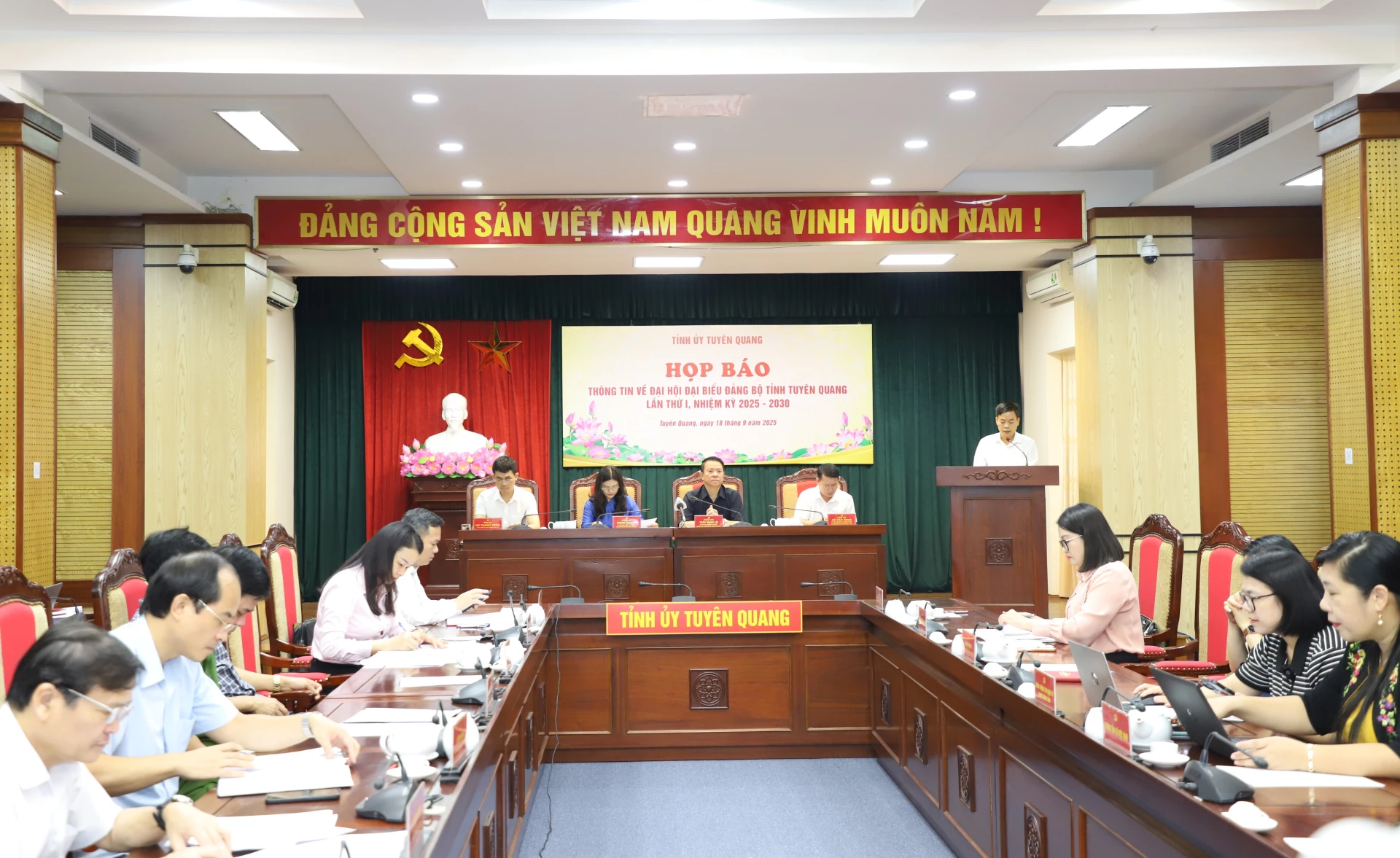 Quang cảnh buổi họp báo.
