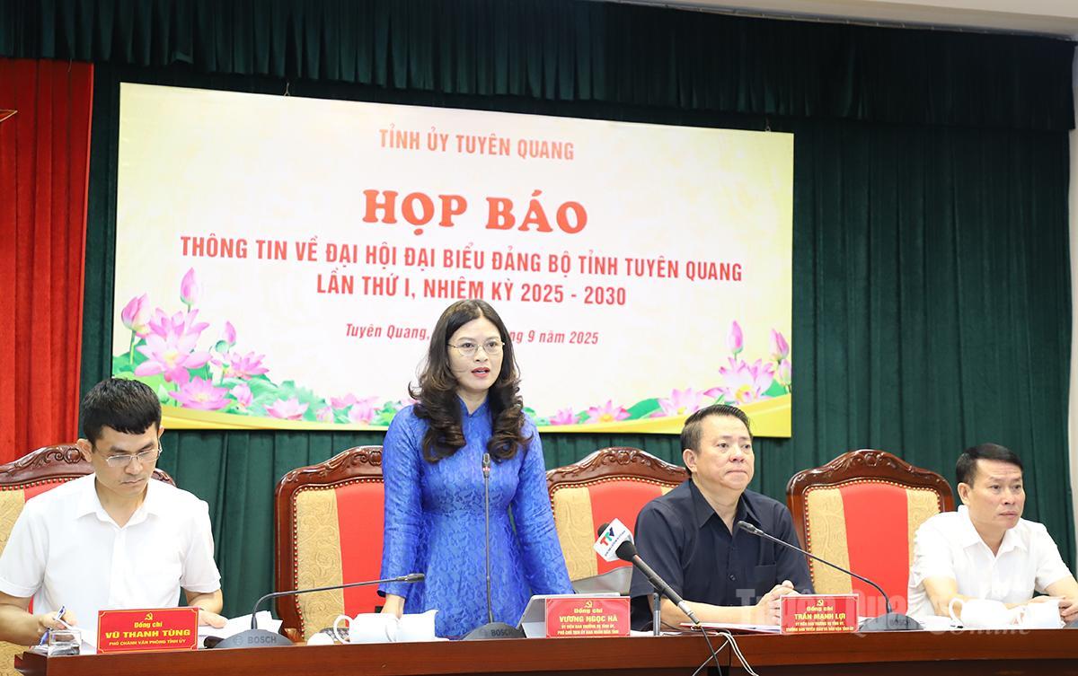 Đồng chí Vương Ngọc Hà, Ủy viên Ban Thường vụ Tỉnh ủy, Phó Chủ tịch UBND tỉnh phát biểu tại buổi họp báo.