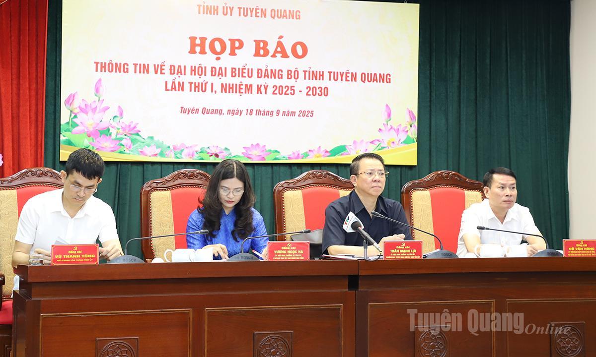 Các đồng chí chủ trì buổi họp báo.