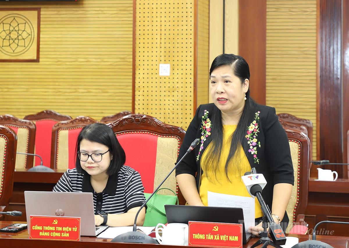 Đại diện cơ quan thường trú Thông tấn xã Việt Nam tại tỉnh tham gia trao đổi ý kiến tại buổi họp báo.