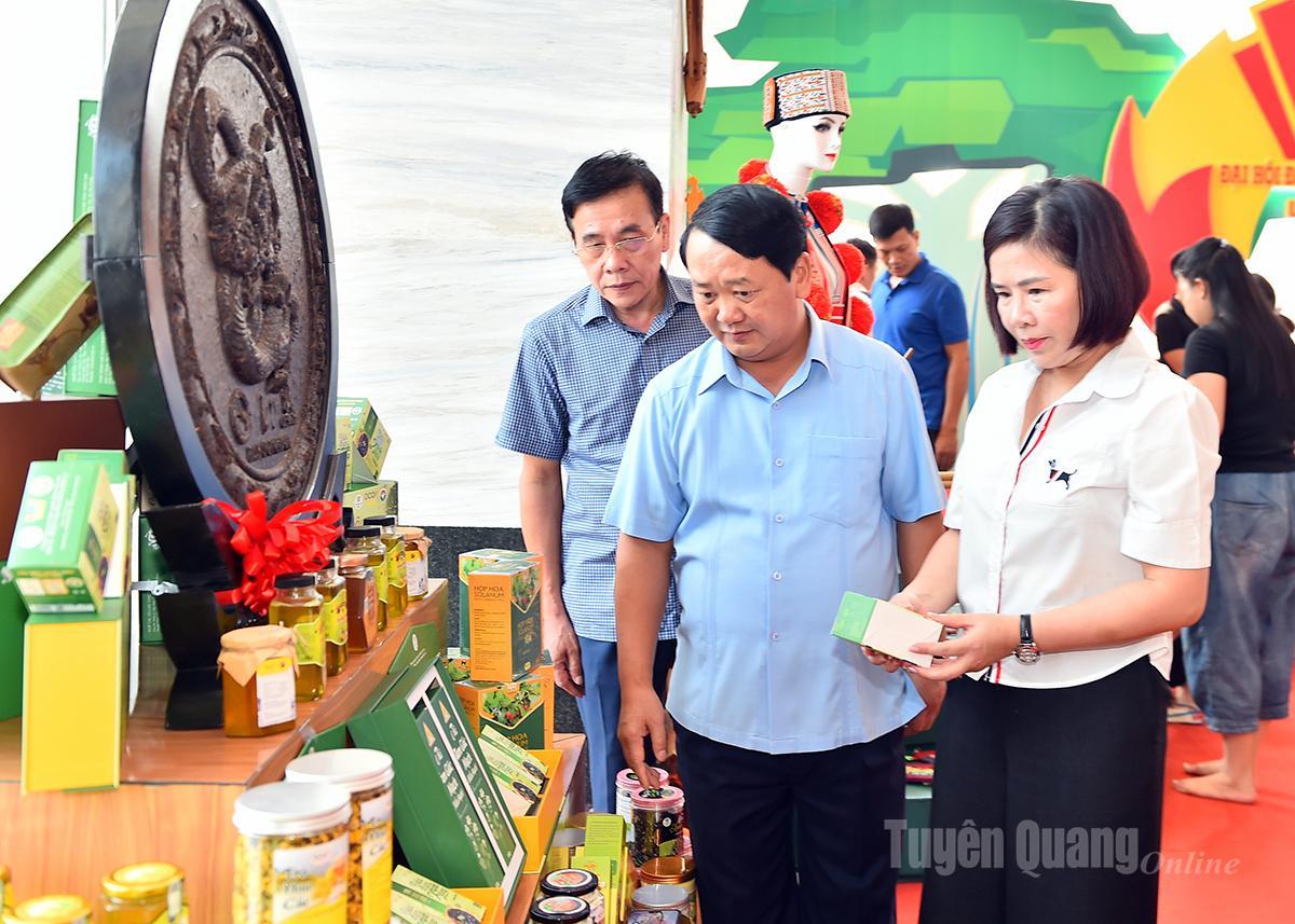 Đồng chí Bí thư Tỉnh ủy Hầu A Lềnh kiểm tra gian trung bày giới thiệu sản phẩm của tỉnh tại khu vực sảnh hội trường.