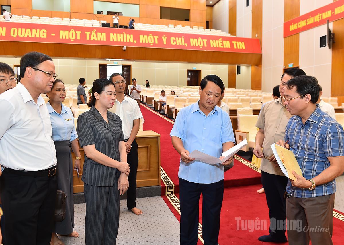 Đồng chí Bí thư Tỉnh ủy Hầu A Lềnh cho ý kiến vào các phương án bố trí, chương trình Đại hội.
